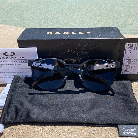 Oakley sunglasses new in box never worn - Picture 3 of 8